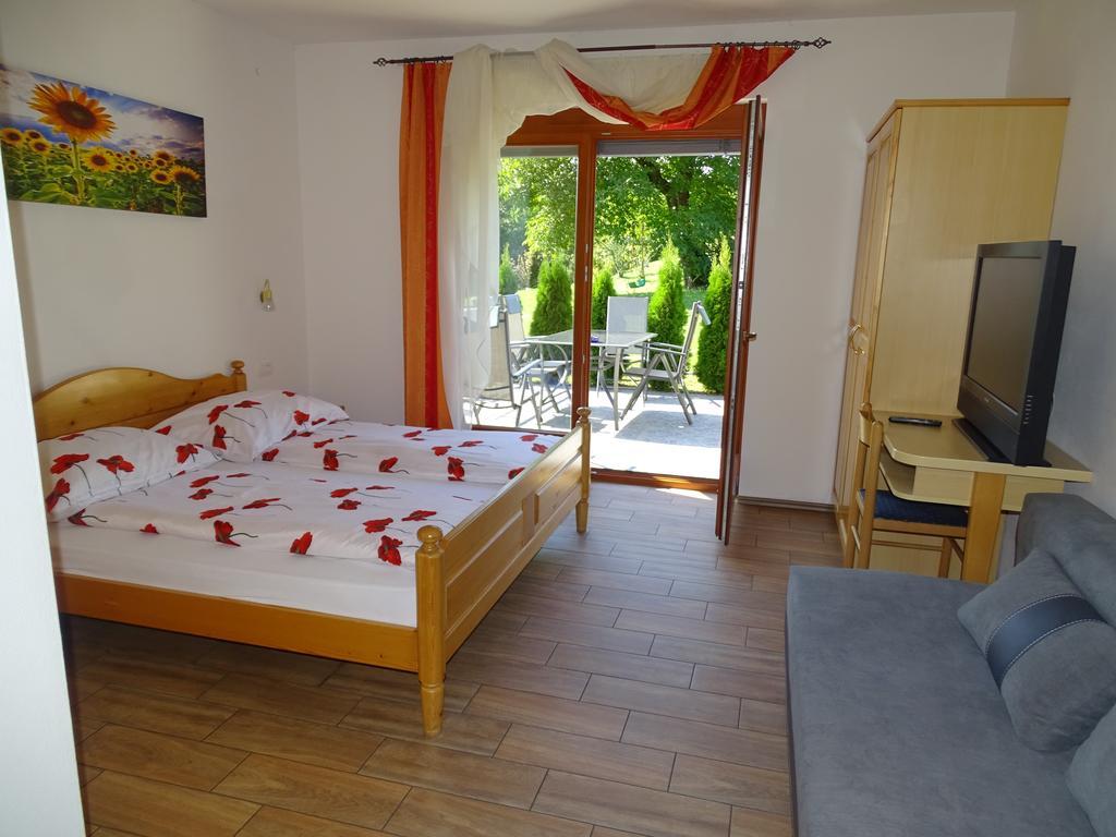Guesthouse Mesec Zaplana Vrhnika Εξωτερικό φωτογραφία
